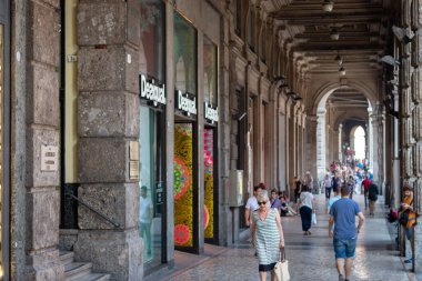 İtalya, Bologna 'da Via Rizzoli' de atari salonu