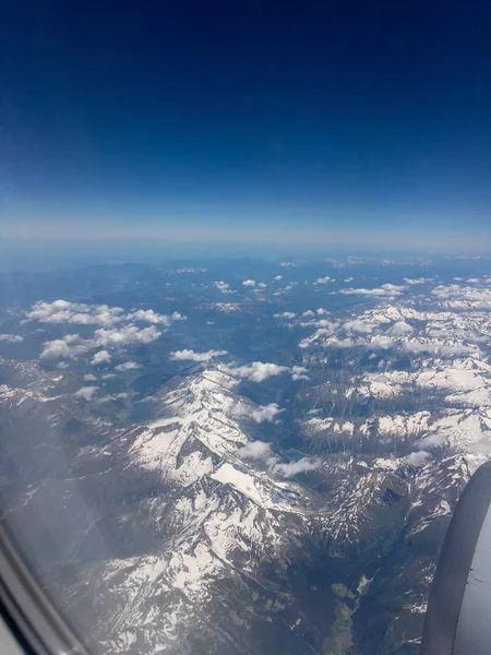 Luchtfoto van de Oostenrijkse Alpen vanuit een vliegtuig — Stockfoto