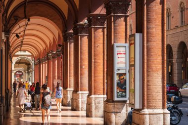 İtalya, Bologna 'daki Via dellindipendenza' da atari salonu.