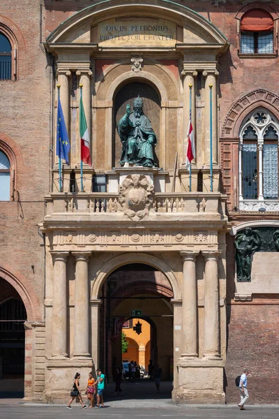 Facade of Palazzo dAccursio on Piazza Maggiore in Bologna, Italy — Stock Photo, Image