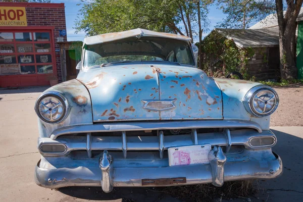 Rusty elhagyott Chevrolet autó Seligman, Arizona — Stock Fotó