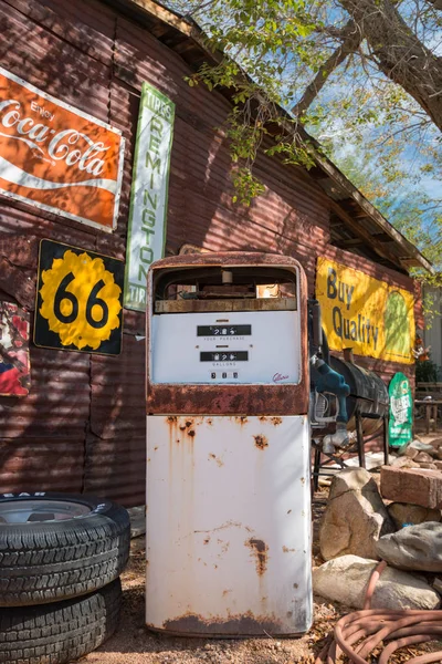 Velha bomba de gás abandonada na Hackberry General Store, Arizona — Fotografia de Stock