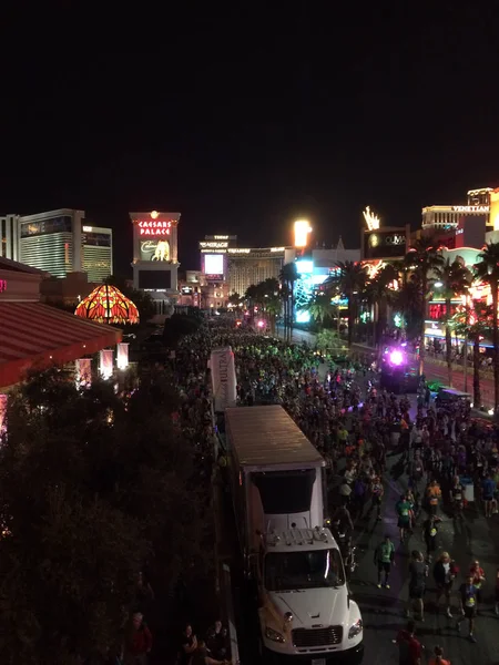 Foto exterior de Las Vegas Strip llena de corredores de maratón por nig —  Fotos de Stock