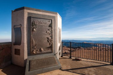 Amerika, Pikes Peak, Colorado 'nun tepesindeki güzel tabela.