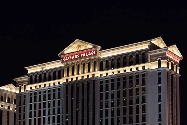 Imagen exterior del Caesars Palace en Las Vegas por la noche —  Fotos de Stock
