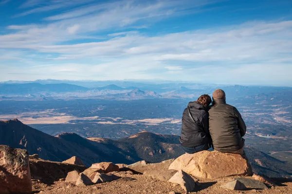 Couple sitting on top of Pikes Peak, Colorado — Stock Photo, Image