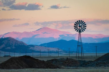 Pikes Tepesi 'nin önündeki yel değirmeni, Colorado