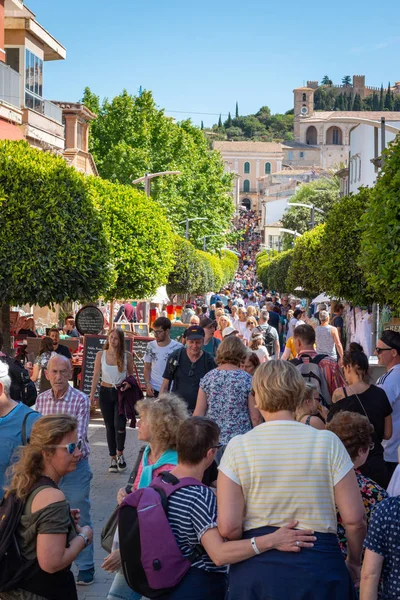 Calle abarrotada el día del mercado en Arta, Mallorca, España — Foto de Stock