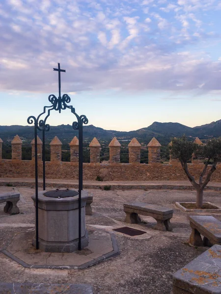 Középkori vízkút Sanctuary San Salvador Arta, Mallorca, Spanyolország — Stock Fotó