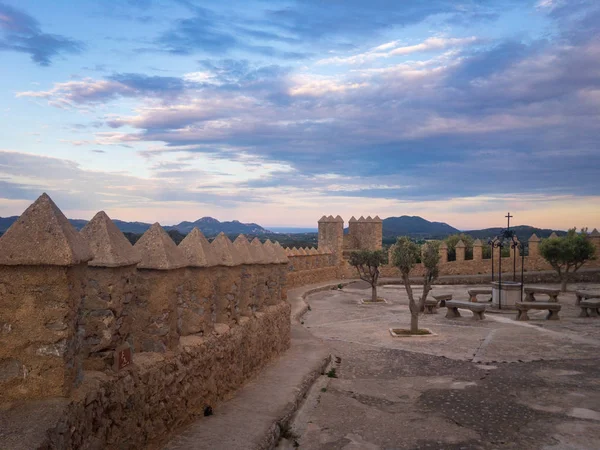 Muralla defensiva del castillo de Sant Salvador en la ciudad de Arta, Mallorca, España — Foto de Stock