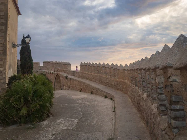 Mujer caminando por la muralla defensiva del castillo de Sant Salvador en la ciudad de Arta, España — Foto de Stock