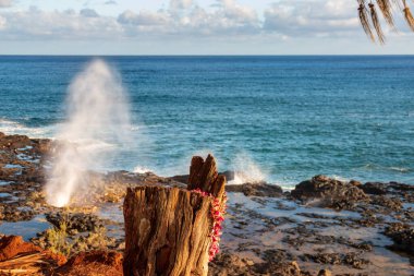 Güneşli bir öğleden sonra Kauai Hawaii adasında Ünlü Spouting Horn, Abd