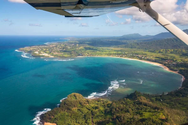 Hawaii 'nin Hawaii Adası, Hawaii, ABD' nin kuzey kıyısındaki güzel Hanalei Körfezi 'nin hava manzarası.