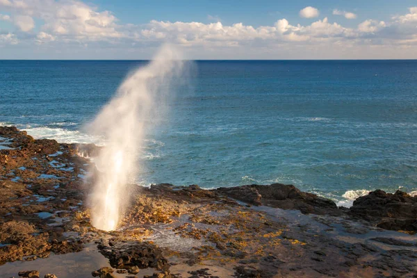Güneşli bir öğleden sonra Kauai Hawaii adasında Ünlü Spouting Horn, Abd