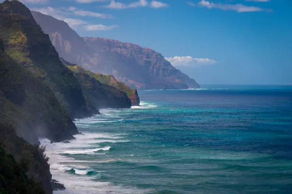 カララウハイキングコースから見たハワイ島カウアイ島の美しいナパリ海岸 — ストック写真