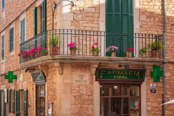 Santani, İspanya - 23 Mayıs 2019: İspanya 'nın Mayorka (Mallorca) adasındaki Santanyi' deki eski Farmacia vidal munar binasının güzel cephesi