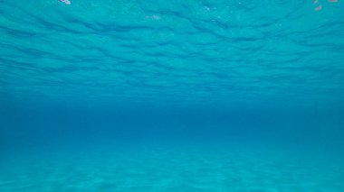 Akdeniz 'de sığ bir deniz yatağında kumlu su kumu güneş ışığının yansımaları, doğal manzara, Sardunya, İtalya