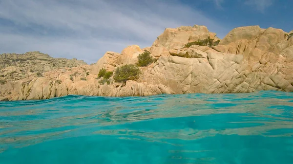 意大利撒丁岛Cala Coticcio海滩 水面上的岩石和蓝天 地中海 — 图库照片