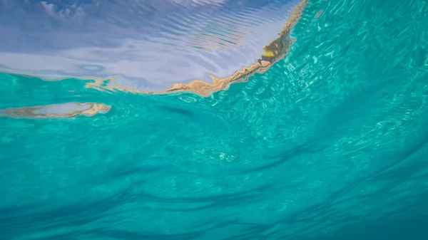 Superficie Del Agua Bajo Agua Cielo Azul Como Fondo — Foto de Stock