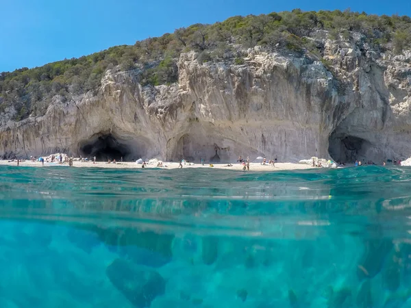 Cala Luna Itálie Září 2017 Pláž Známými Jeskyněmi Italském Ostrově — Stock fotografie