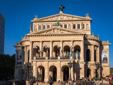 Frankfurt am Main, Almanya - 21 Ekim 2018: Opera binası Alte Oper Frankfurt (eski opera) cephesi 