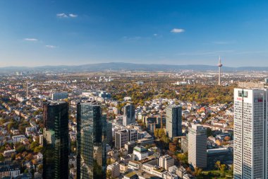 Frankfurt am Main, Almanya - 21 Ekim 2018: Arka planda Opera Turm (Opera Kulesi), Europaturm (Avrupa Kulesi) ve Deutsche Bank Twin Towers ile Taunus dağları ve Feldberg gibi çok sayıda banka binası bulunan şehir manzarası