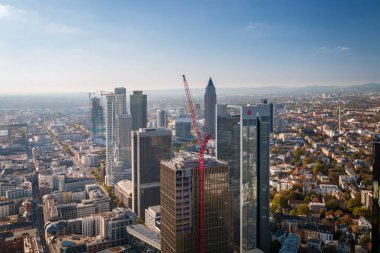 Frankfurt am Main, Almanya - 21 Ekim 2018: Trianon (Sparkasse), Westend Tower ve Messeturm (Ticaret Fuarı Kulesi) gibi finans bölgesi binaları bulunan hava manzarası)
