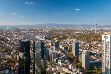 Frankfurt am Main, Almanya 'nın arka planında gökdelenler ve Taunus dağları olan şehirleri