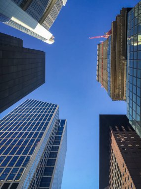 Frankfurt am Main 'deki beş gökdelenin alçak açılı görüntüsü.