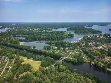 Güneşli bir yaz gününde, Spandau ve Reinickendorf 'un Aerial of Berlin ve Tegel Gölü (Tegeler See) ile