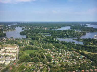 Güneşli bir yaz gününde, Spandau ve Reinickendorf 'un Aerial of Berlin ve Tegel Gölü (Tegeler See) ile
