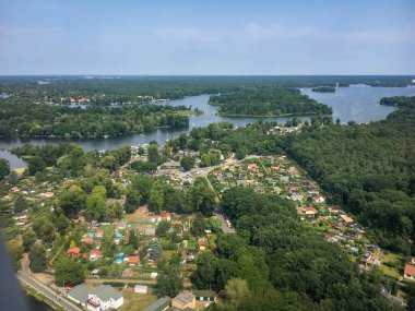 Güneşli bir yaz gününde, Spandau ve Reinickendorf 'un Aerial of Berlin ve Tegel Gölü (Tegeler See) ile