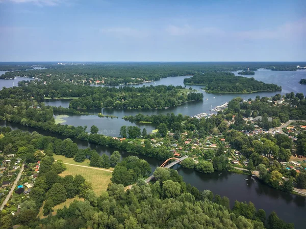 Güneşli bir yaz gününde, Spandau ve Reinickendorf 'un Aerial of Berlin ve Tegel Gölü (Tegeler See) ile