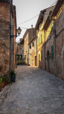 İspanya 'nın Mayorka (Mallorca) adasında eski Valldemossa kasabasında bir ara sokak.