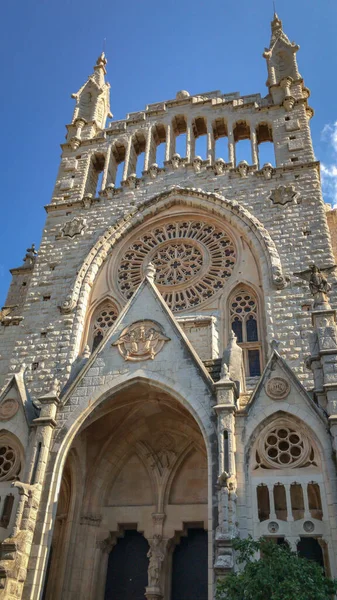 西班牙马略卡岛 马略卡岛 索勒的圣巴多罗缪教堂的立面与蓝天相映成趣 — 图库照片