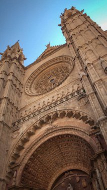 Palma de Mallorca 'daki Santa Maria Katedrali' nin ön cephesi, İspanya 'nın Mayorka (Mallorca) adasında mavi gökyüzüne karşı