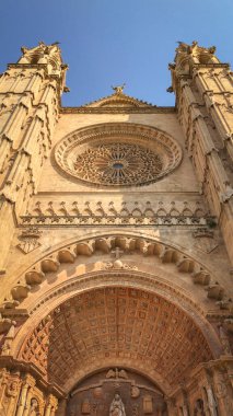Palma de Mallorca 'daki Santa Maria Katedrali' nin ön cephesi, İspanya 'nın Mayorka (Mallorca) adasında mavi gökyüzüne karşı