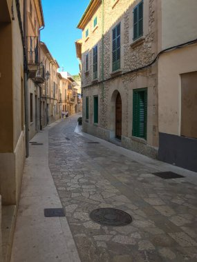 Pollenca, İspanya - 20 Ağustos 2018: İspanya 'nın Mallorca kentindeki eski Pollenca kasabasında bir ara sokak