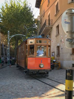 Soller, İspanya - 21 Ağustos 2018: Soller 'in tramvayı köyün ana meydanından geçiyor