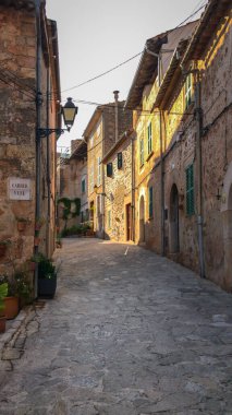Valldemossa, İspanya - 22 Ağustos 2018: İspanya 'nın Mayorka (Mallorca) adasında Valldemossa (Carrer Vell) eski kasabasında bir ara sokak