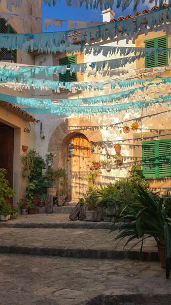 Живописный Вид Старинный Город Вальдемосса Испания Украшенный Разноцветными Гирляндами — стоковое фото