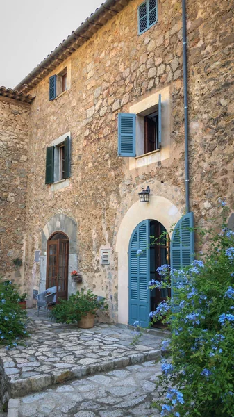 Schilderachtige Gevel Deur Van Een Huis Met Potplanten Het Balearische — Stockfoto