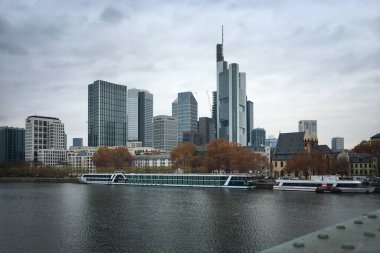 Frankfurt am Main, Almanya - 26 Kasım 2018: Commerzbank ve River Main gibi çeşitli banka binaları ile gökyüzüne karşı şehir manzarası