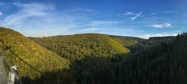 Scénický Pohled Hunsrueck Forest Třemi Větrnými Turbínami Vytvářejícími Čistou Energii — Stock fotografie