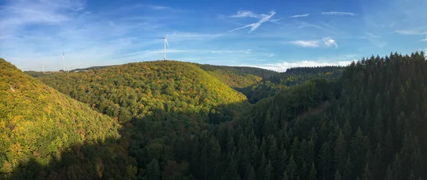 Scénický Pohled Hunsrueck Forest Třemi Větrnými Turbínami Vytvářejícími Čistou Energii — Stock fotografie