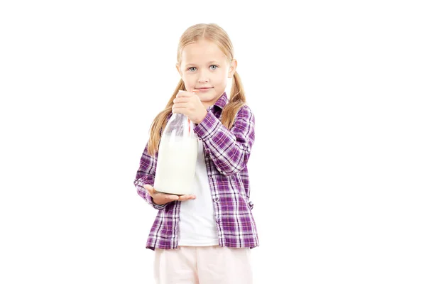 Девушка с бутылкой молока — стоковое фото