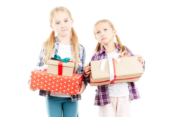 Сестры с рождественскими подарками
