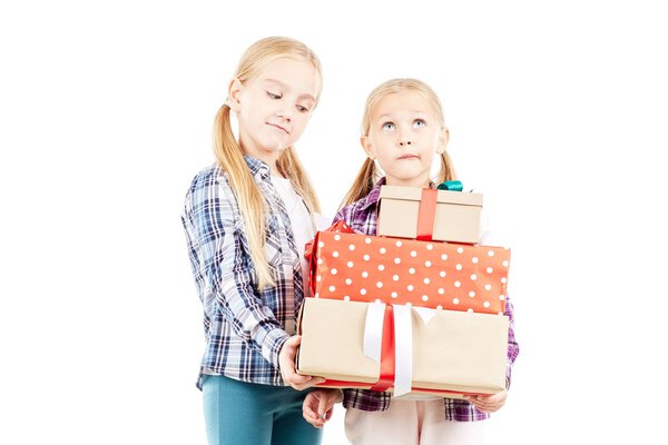 Сестры с рождественскими подарками
