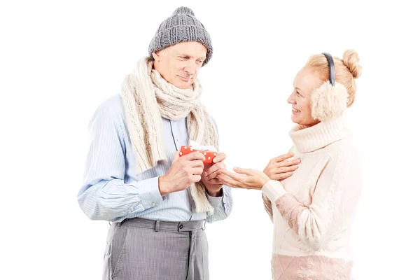 Seniorenpaar an Weihnachten — Stockfoto