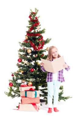 Noel ağacının yanındaki kız